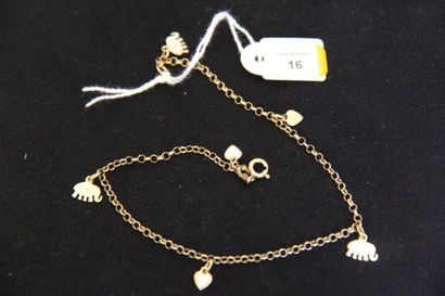 null Petit bracelet articulé en or jaune supportant six breloques. Poids: 5 g