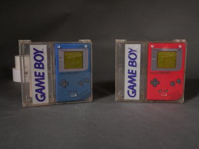 *NINTENDO
Deux Game Boy en plastique rouge...