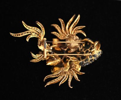 null Brooch in 18k yellow gold in the shape of a leaf fish with diamond-set fins....