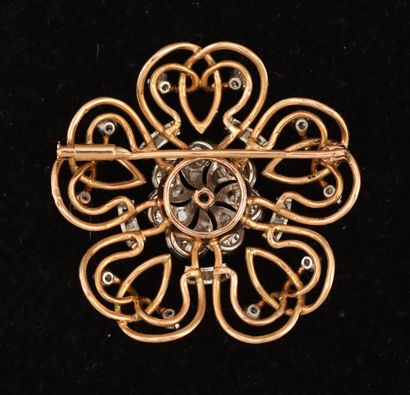 null Round openwork flower brooch in 18k yellow gold and old-cut diamonds, gross...