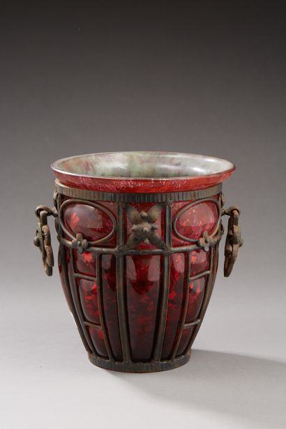  # DAUM Louis MAJORELLE
	Vase ovoïde en verre rouge à décor de feuilles métalliques... Gazette Drouot