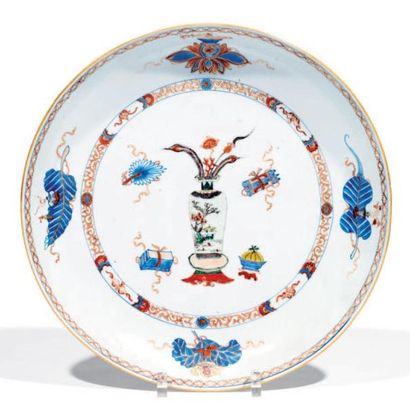 null Plat en porcelaine décor «Imari chinois» d'objets mobiliers en médaillon central,...