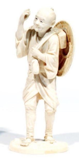 null Okimono en ivoire représentant un paysan portant un grand chapeau de paille...