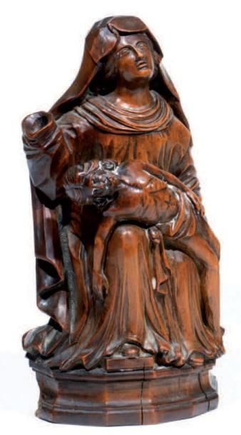 null Piéta en poirier sculpté de la fin du XVIe siècle. La vierge est assise les...