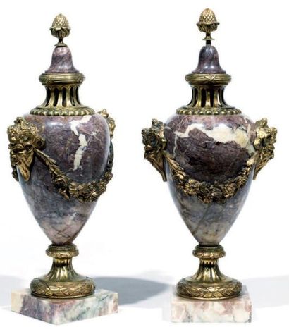 null Paire de vases couverts de forme balustre en marbre rosé vif des Pyrénées orné...