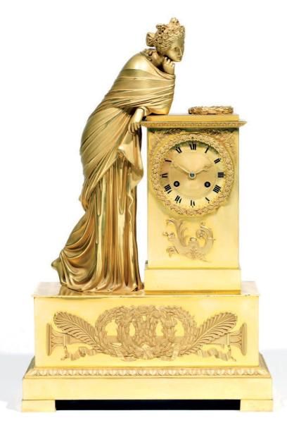 null Pendule en bronze ciselé et doré représentant une femme drapée à l'antique appuyée...