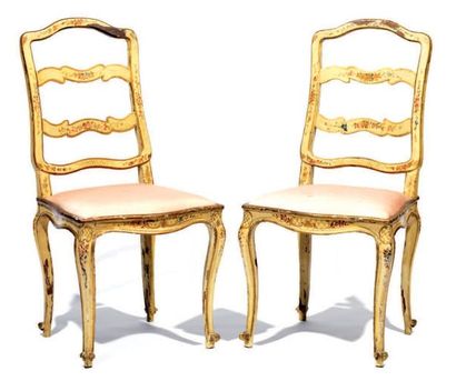 null Paire de chaises en bois relaqué crème à décor polychrome de fleurs, souligné...