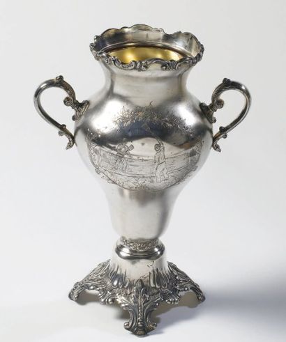 null vase avec anses en métal argenté 1900 travail américain avec belle scène gravée...