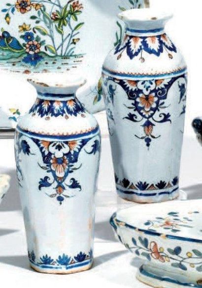 ROUEN Paire de vases de forme oblongue à pans coupés à décor en camaïeu bleu et rouge...