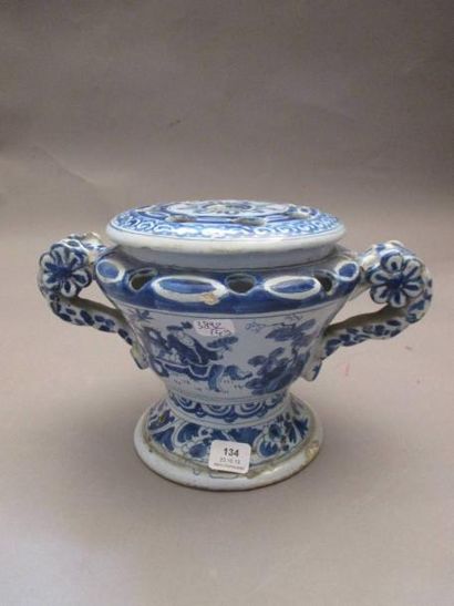 NEVERS Vase balustre couvert formant pique-fleurs à décor en camaïeu bleu de Chinois...