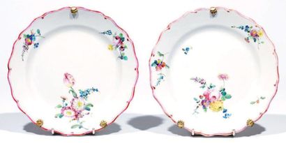 MARSEILLE Deux assiettes à bord contourné à décor polychrome de bouquets de fleurs...