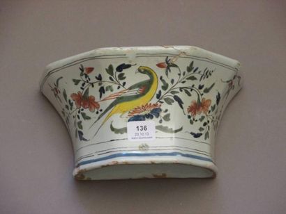 SINCENY Bouquetière d'applique à pans coupés à décor polychrome d'un oiseau posé...