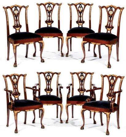 null SALON comprenant quatre chaises et quatre fauteuils en hêtre teinté acajou,...