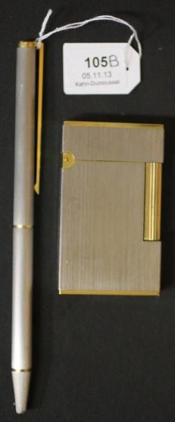 ST DUPONT Briquet et stylo en métal argenté et doré(*)