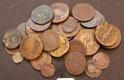 null Lot de trente-sept monnaies en bronze antiques romaines, françaises, royales...