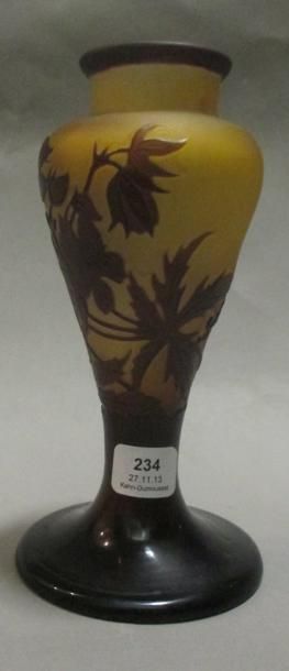 Émile GALLÉ (1846-1904) Vase balustre sur talon évasé à col annulaire ourlé. Epreuve...