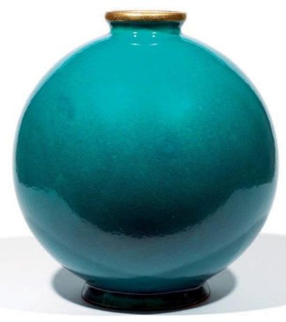 LONGWY Vase boule coloniale en faïence émaillée craquelée verte et dorée. Sous la...
