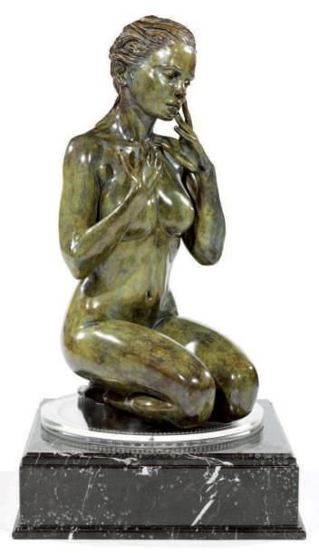 Marie Paule DEVILLE-CHABROLLE(1952-) «Fragile». Sculpture en bronze à patine verte,...