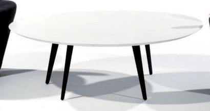 TRAVAIL CONTEMPORAIN Table basse à plateau ovalisé en bois laqué blanc (éclats) sur...