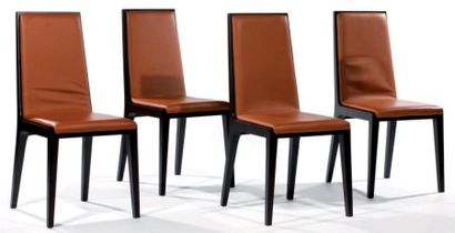 TRAVAIL CONTEMPORAIN Suite de quatre chaises en bois vernissé façon acajou à dossier...