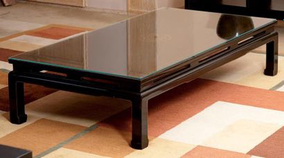 TRAVAIL CONTEMPORAIN Table basse en bois laqué noir à plateau rectangulaire à motifs...