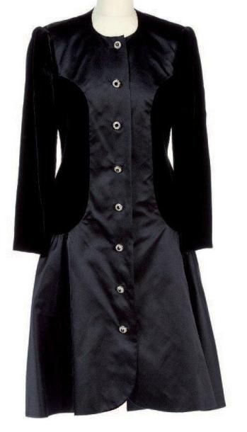 PHILIPPE VENET Robe en satin et velours noir, col rond, simple boutonnage strassé...