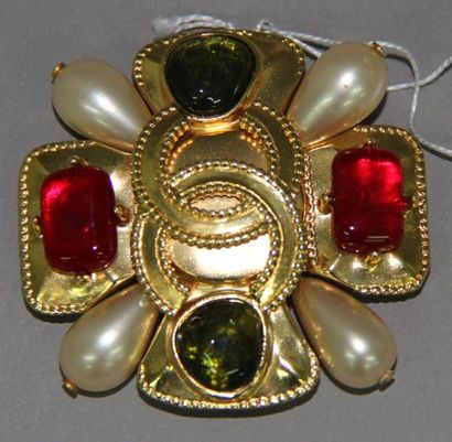 CHANEL, circa 1997 Broche croix en métal doré orné de perles gouttes et de cabochons...