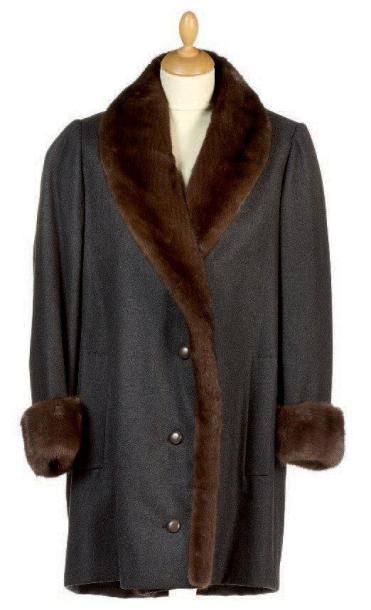 PHILIPPE VENET Manteau en cachemire et laine chiné gris, col châle, et parmentures...