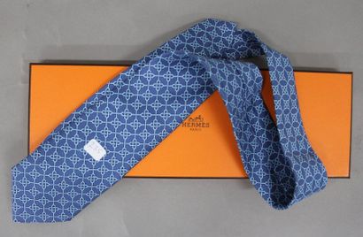 HERMÈS Paris made in France Cravate en soie imprimé bleu très bon état