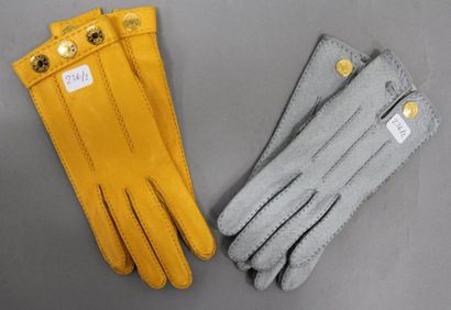 HERMES Paris Lot composé d'une paire de gants en chevreau jaune, ornée de trois clous...