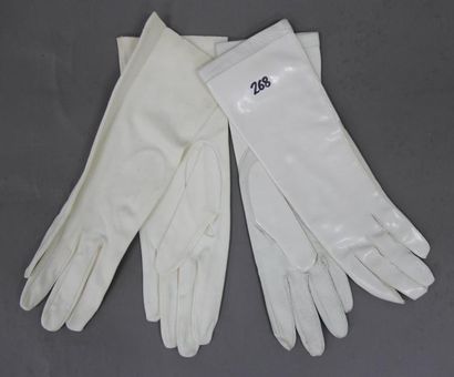 Christian DIOR, CHANUT Lot composé de deux paires de gants, l'une en coton blanc,...