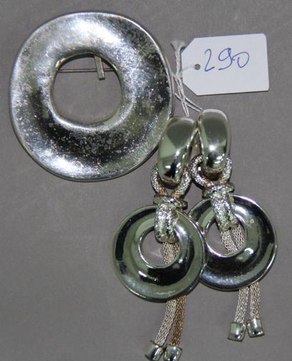 Yves Saint LAURENT Demi-parure en métal argenté composé d'une paire de pendants d'oreilles...