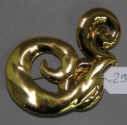 Yves Saint LAURENT Demi-parure en métal doré comprenant une paire de clip d'oreille...