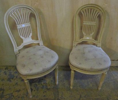 null Deux petites chaises en bois laqué blanc style Louis XVI