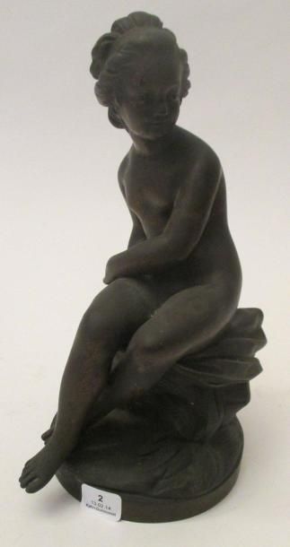 null Sculpture en bronze à patine marron représentant une jeune fille assise tenant...