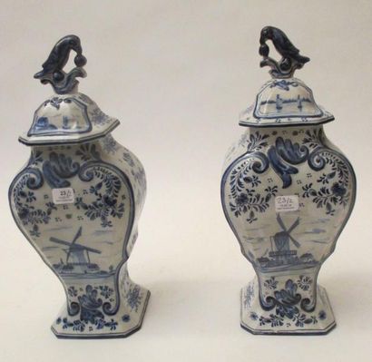null Paire de vases couverts en faïence bleu-blanc, dans le goût Delft H: 35 cm