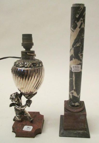 null Lot: Pied de lampe en bronze argenté en forme d'angelot tenant la lampe, socle...