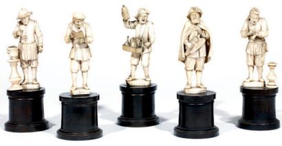 Dieppe Suite de cinq statuettes en ivoire représentant des personnages illustrant...