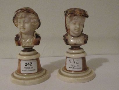 null Paire de petits bustes en ivoire sculpté et patiné, représentant un jeune napolitain...