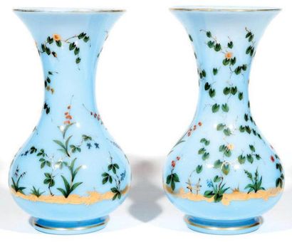 null Paire de vases balustres en opaline bleu lavande à décor polychrome et or tournant...