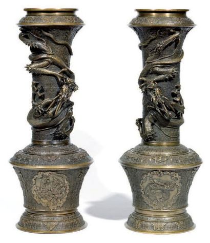 null Une paire de vase en bronze à décor de dragons H: 47 cm