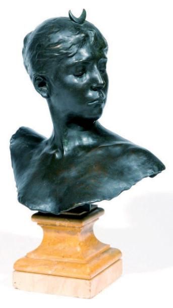 D'après Alexandre FALGUIERE (1831-1900) «Diane» Buste en bronze à patine vert foncé...