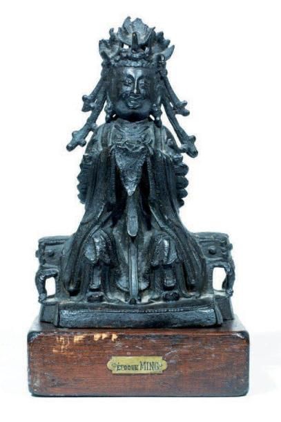 null Statuette en bronze de patine brune représentant l'Auguste de jade assis en...