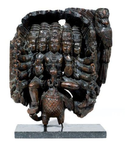 null Élément de char en bois de belle patine représentant Vishnu sur Garuda. Inde,...