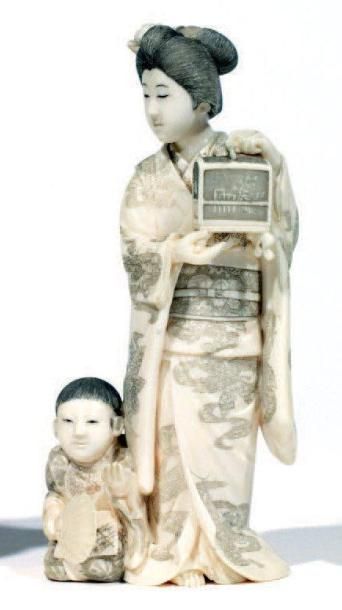 null Okimono en ivoire d'une jeune femme accompagnée de son fils tenant une cage...