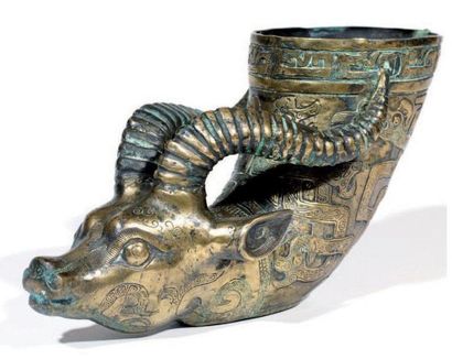 null Rhyton en bronze à tête de daim orné de motifs archaïsants. Chine, période Qing....