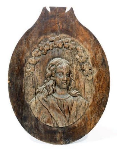 null Bas-relief en bois naturel (décapé) de forme ovale représentant un saint personnage...