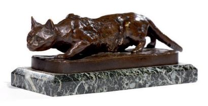 Mathilde THOMAS-SOYER (1858-1940) Chat à l'affût Statuette en bronze à patine brune....