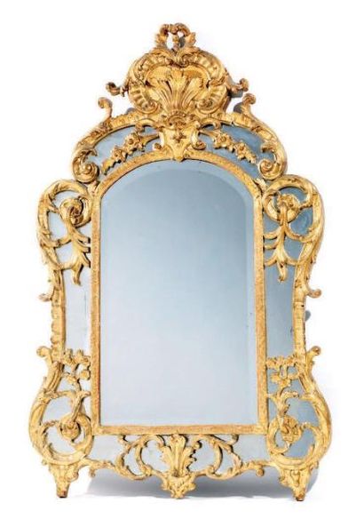 null Important miroir à parcloses de forme mouvementée en bois sculpté et doré à...