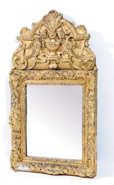 null Miroir en bois et stuc doré, à décor de fleurettes sur fond de croisillons,...